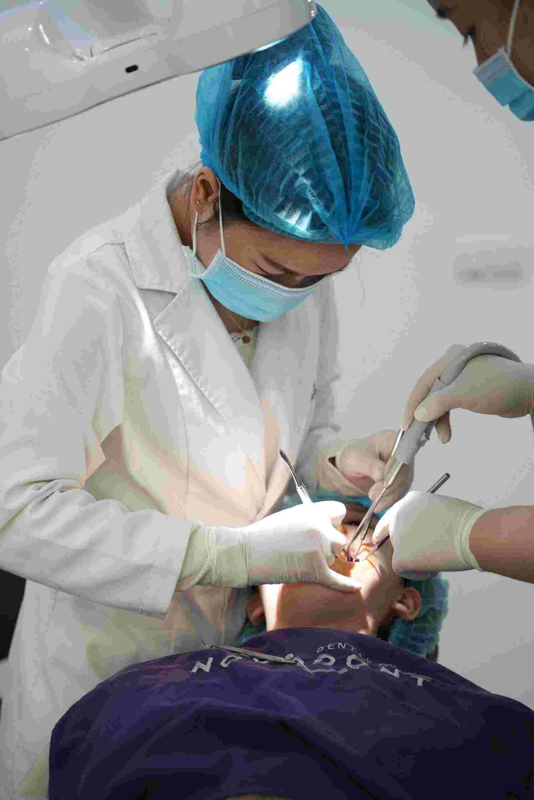 Dentist performing a dental procedure on a patient in a modern treatment room, illustrating Dental Growth Funding, Dental Marketing Loans, Patient Communication Software Financing, Dental Acquisition Financing, and Buy Dental Practice Financing solutions that help dental practices expand services, upgrade technology, and improve patient care.