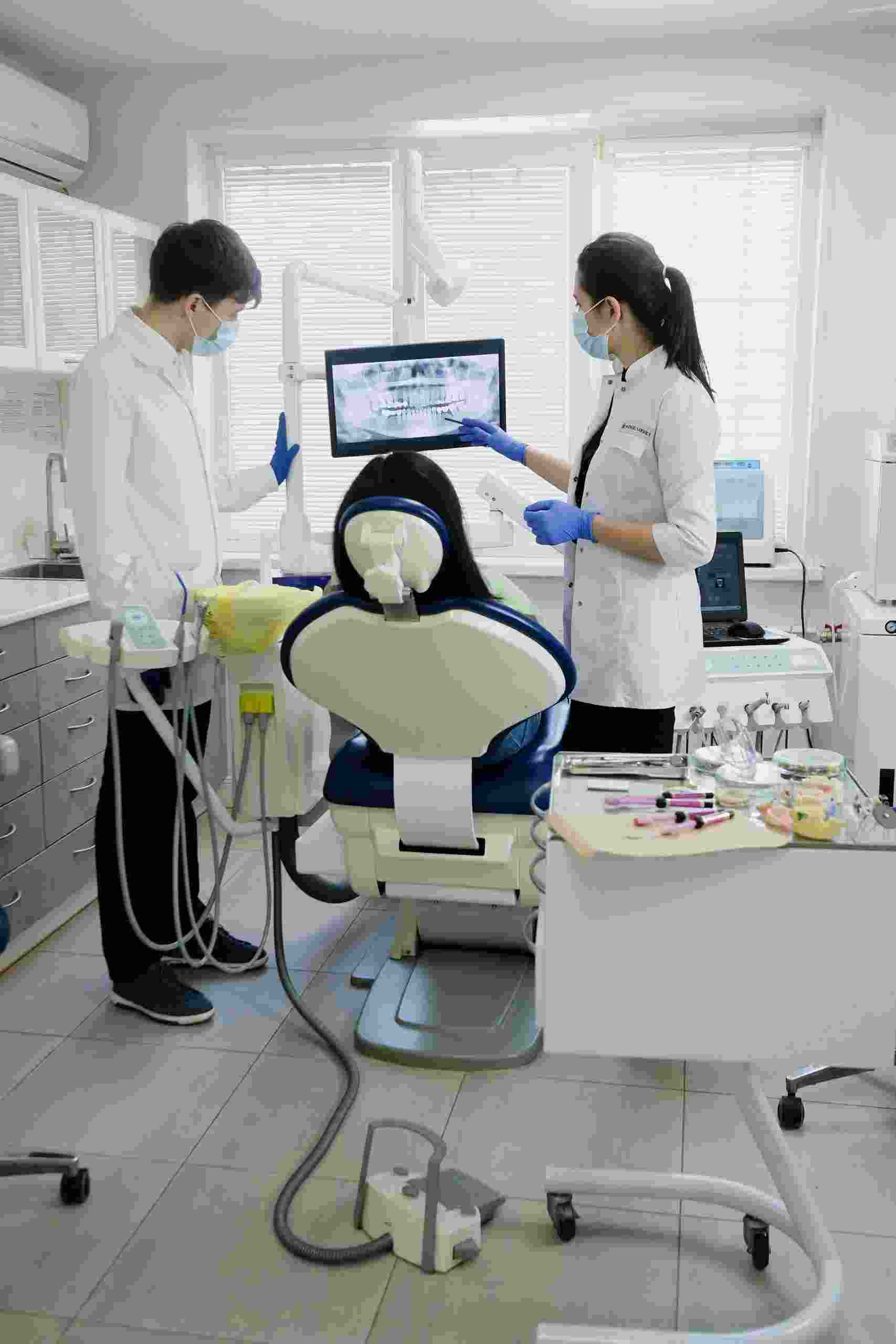 Modern dental clinic featuring advanced imaging technology and patient consultation, showcasing cone beam financing, dental practice transition financing, dental equipment loans, dental practice startup financing, and dental funding providers supporting practice growth and technology investments.